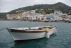 Ischia, Boot vor Hafenkulisse